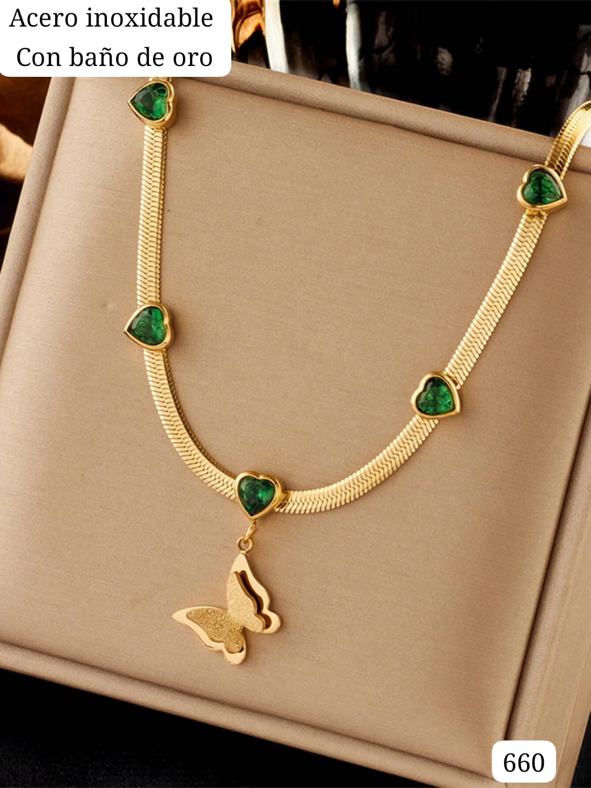 COLLAR DORADO CON CORAZONES VERDES Y MARIPOSA