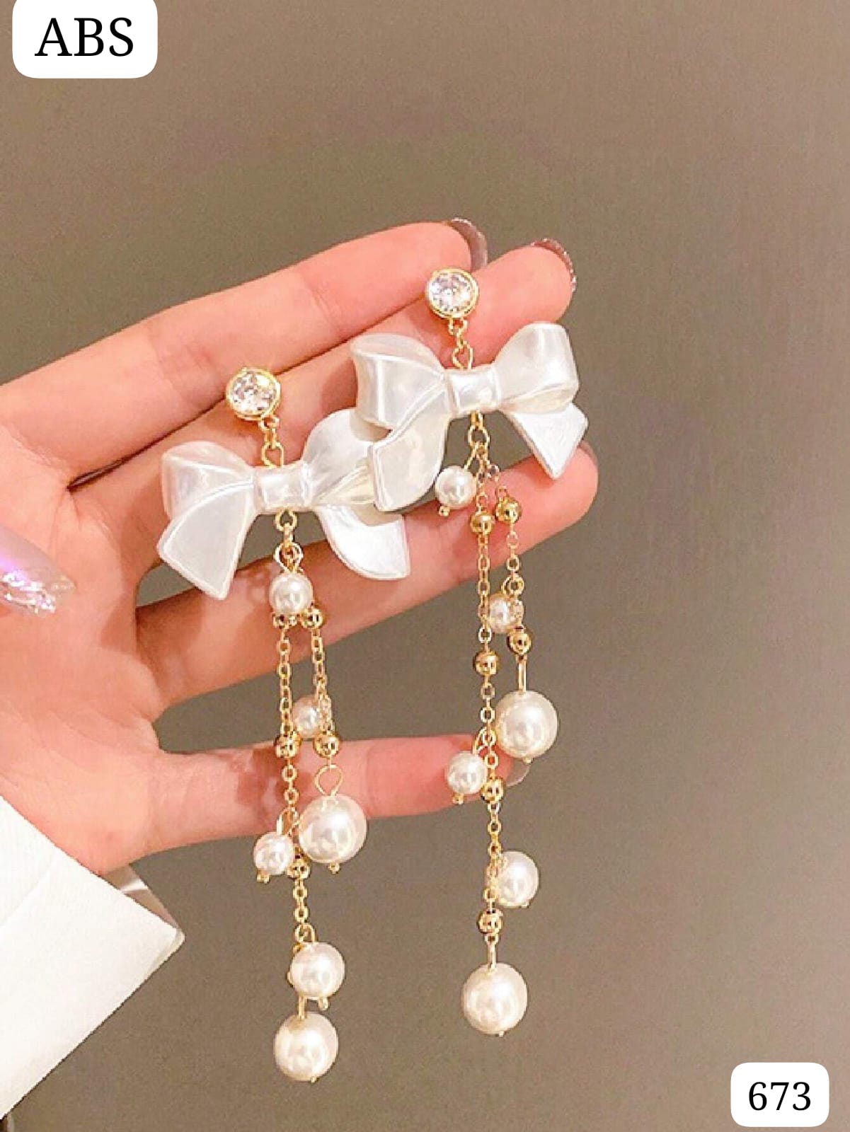 ARETES BLANCOS CON CHONGO