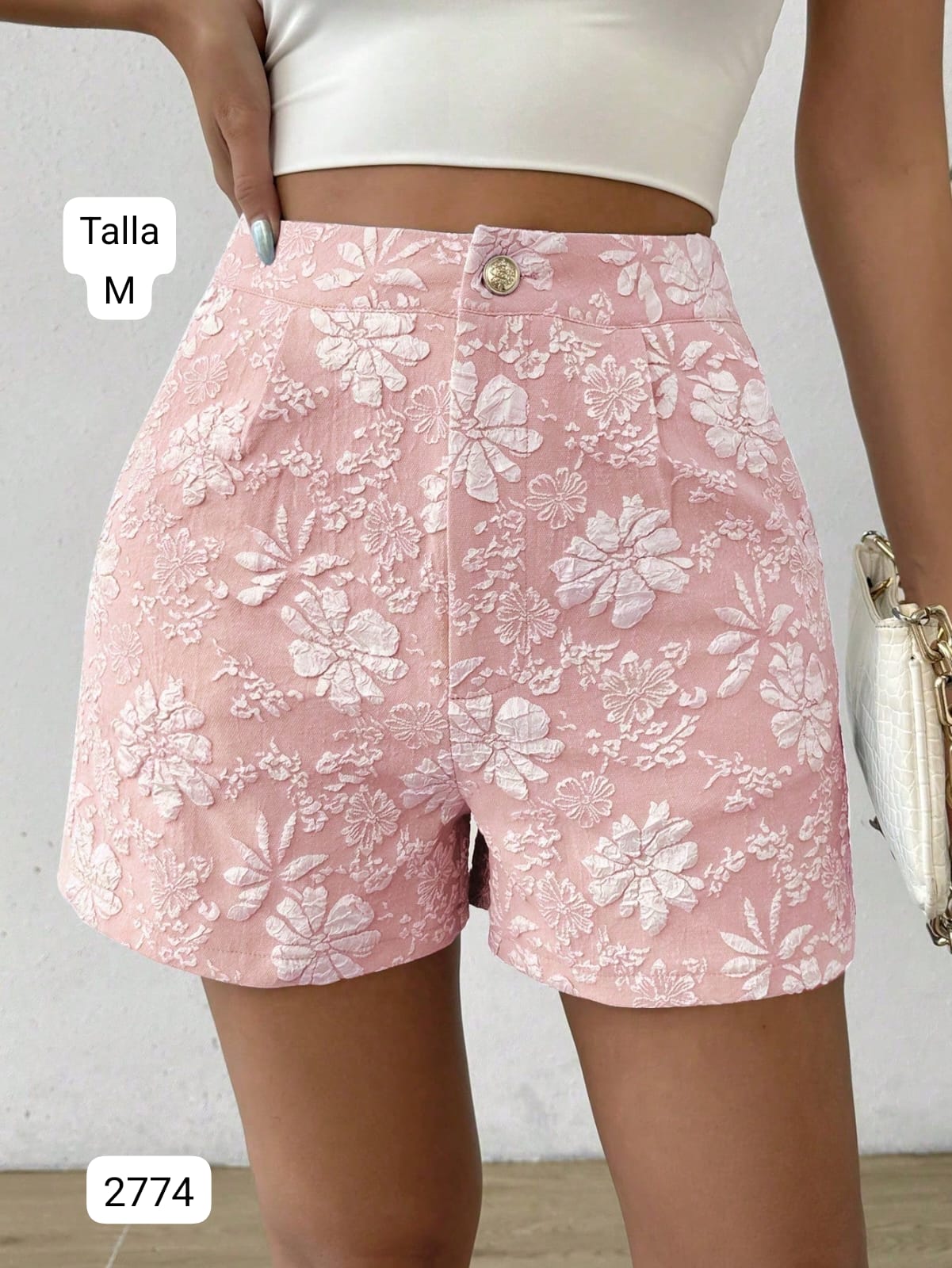 SHORT ROSA CON ESTAMPADO DE FLORES BLANCAS