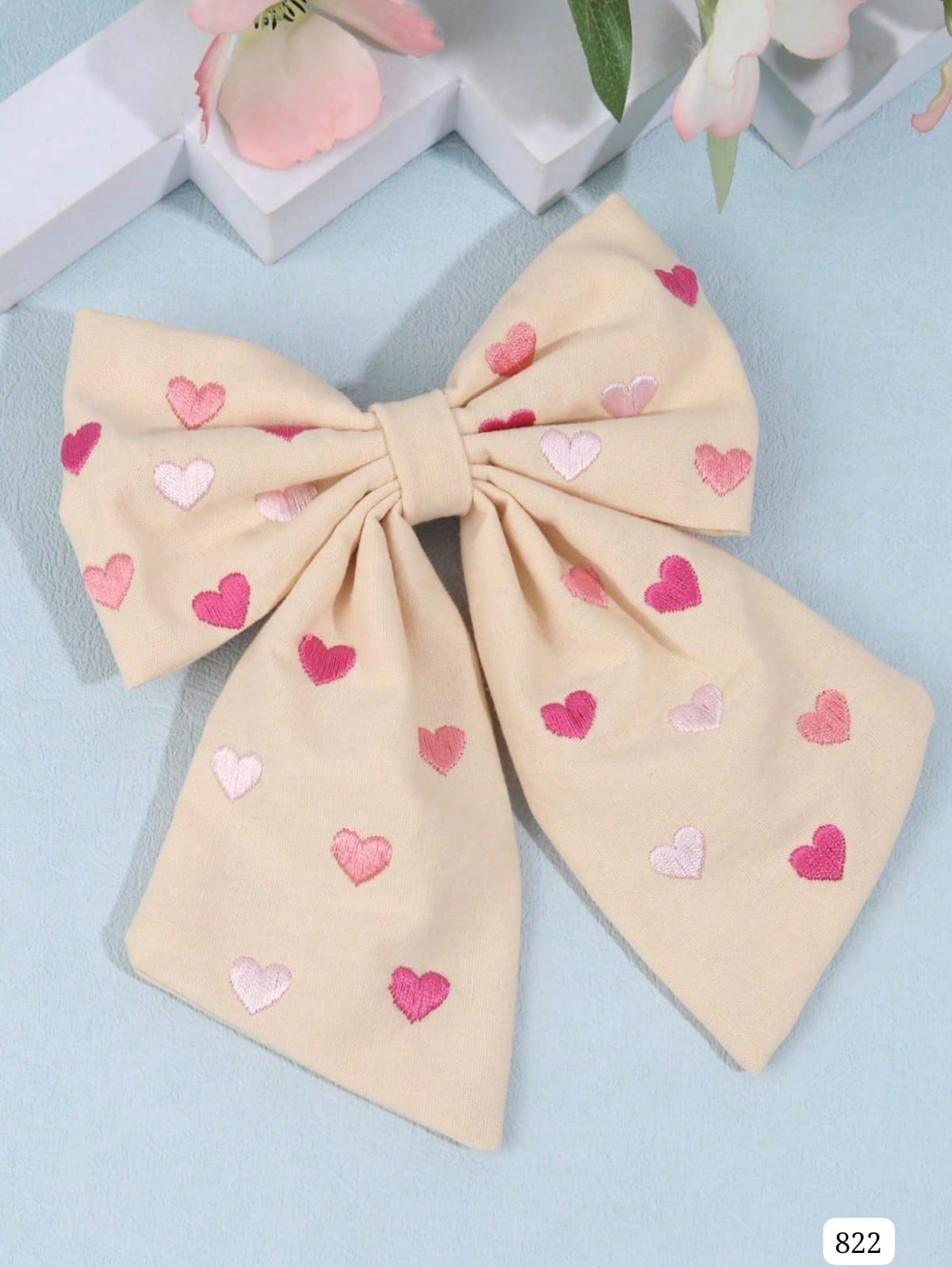 GANCHO BEIGE CON CORAZONES DE PELO