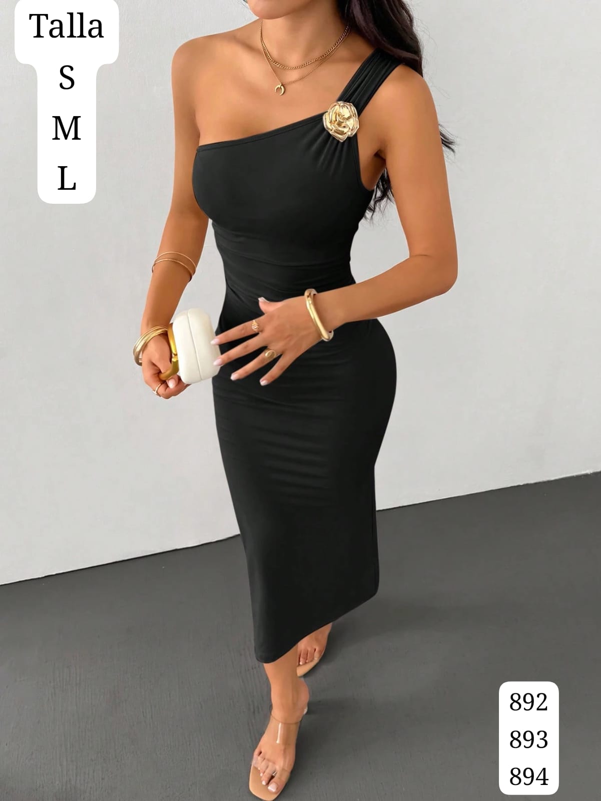 VESTIDO NEGRO Y AJUSTADO CON DIJE Y CUELLO ASIMETRICO DE MUJER
