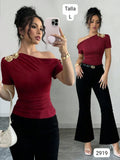 BLUSA ROJO VINO MANGA CORTA Y CUELLO DIAGONAL CON DIJE