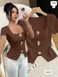 BLUSA CAFE ESCOTE CUADRADO CON DIJE TIPO BOTONES