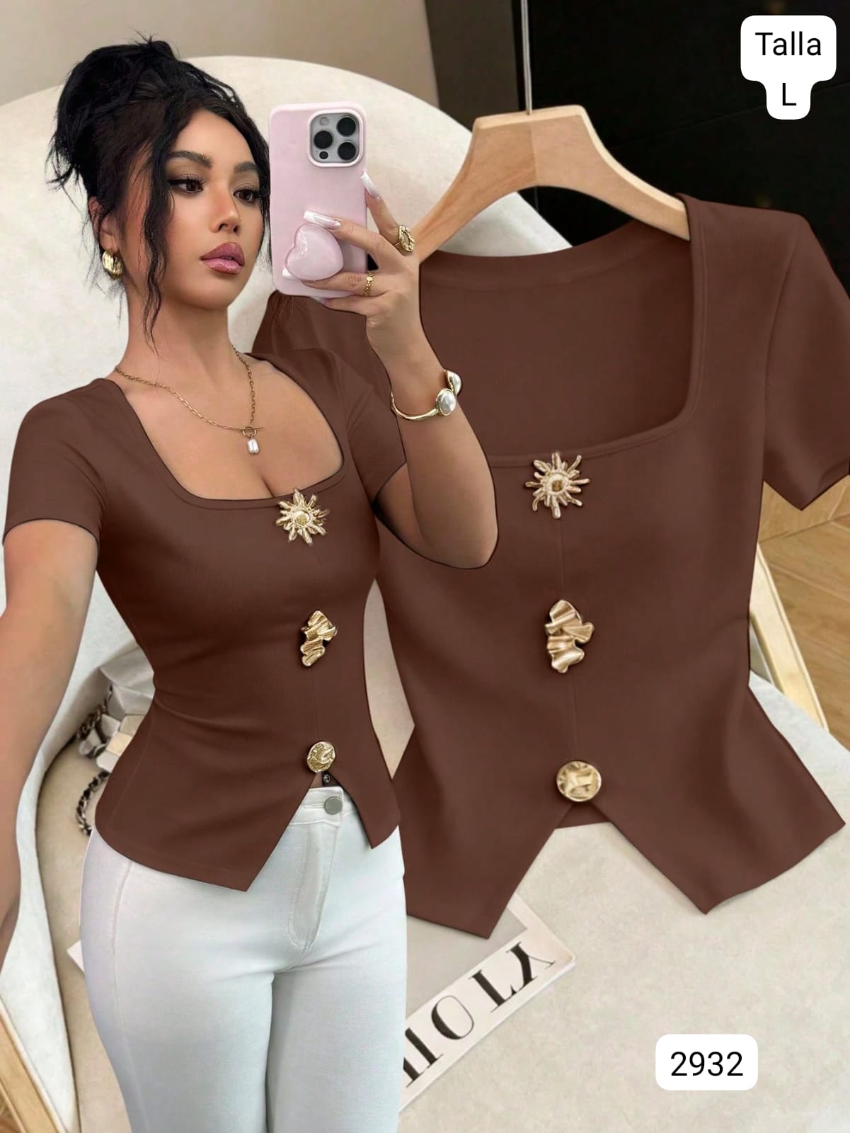 BLUSA CAFE ESCOTE CUADRADO CON DIJE TIPO BOTONES
