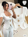BLUSA BLANCA ESCOTE CUADRADO CON DIJE TIPO BOTONES