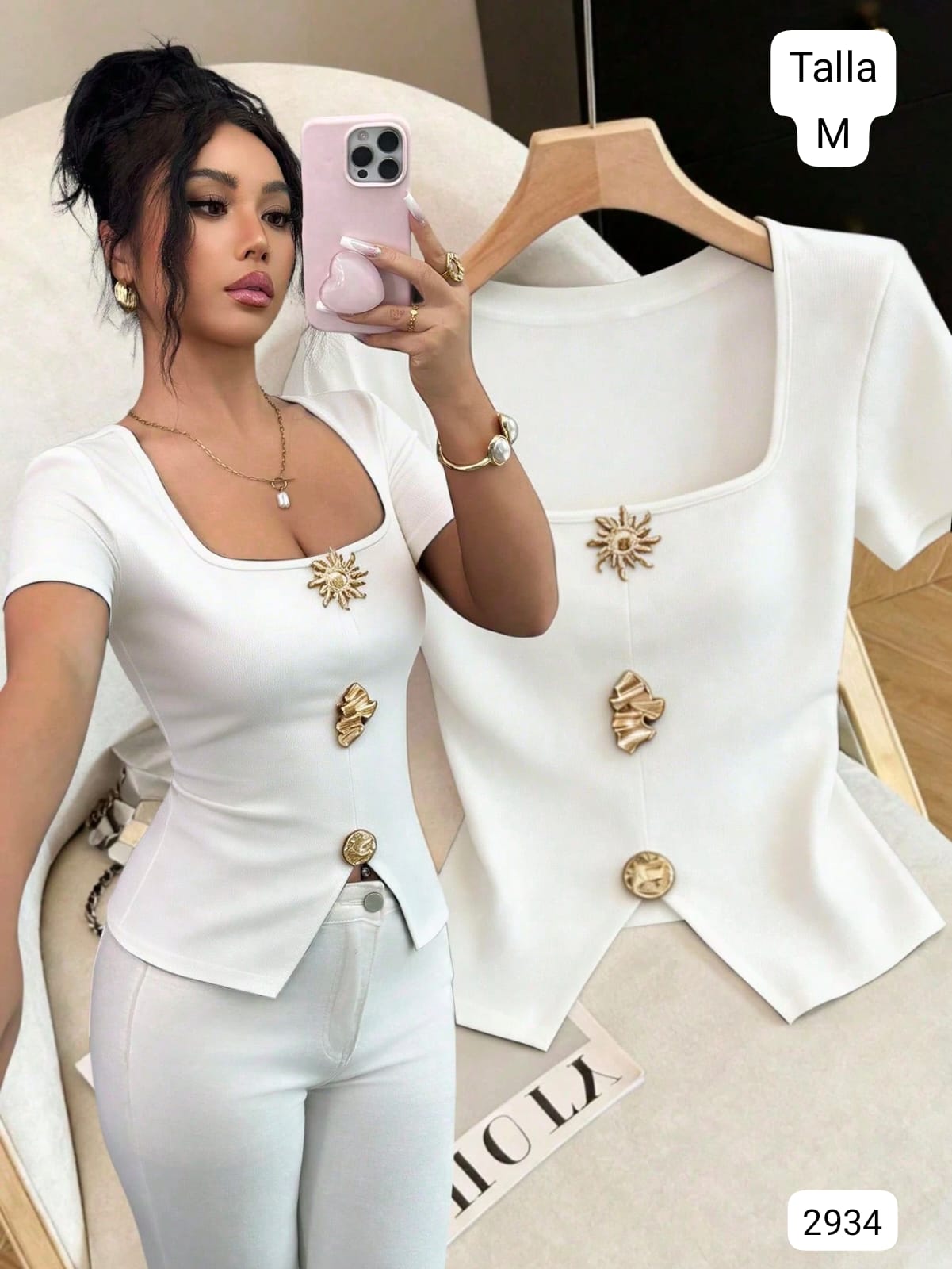 BLUSA BLANCA ESCOTE CUADRADO CON DIJE TIPO BOTONES