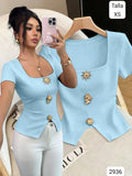 BLUSA CELESTE ESCOTE CUADRADO CON DIJE TIPO BOTONES