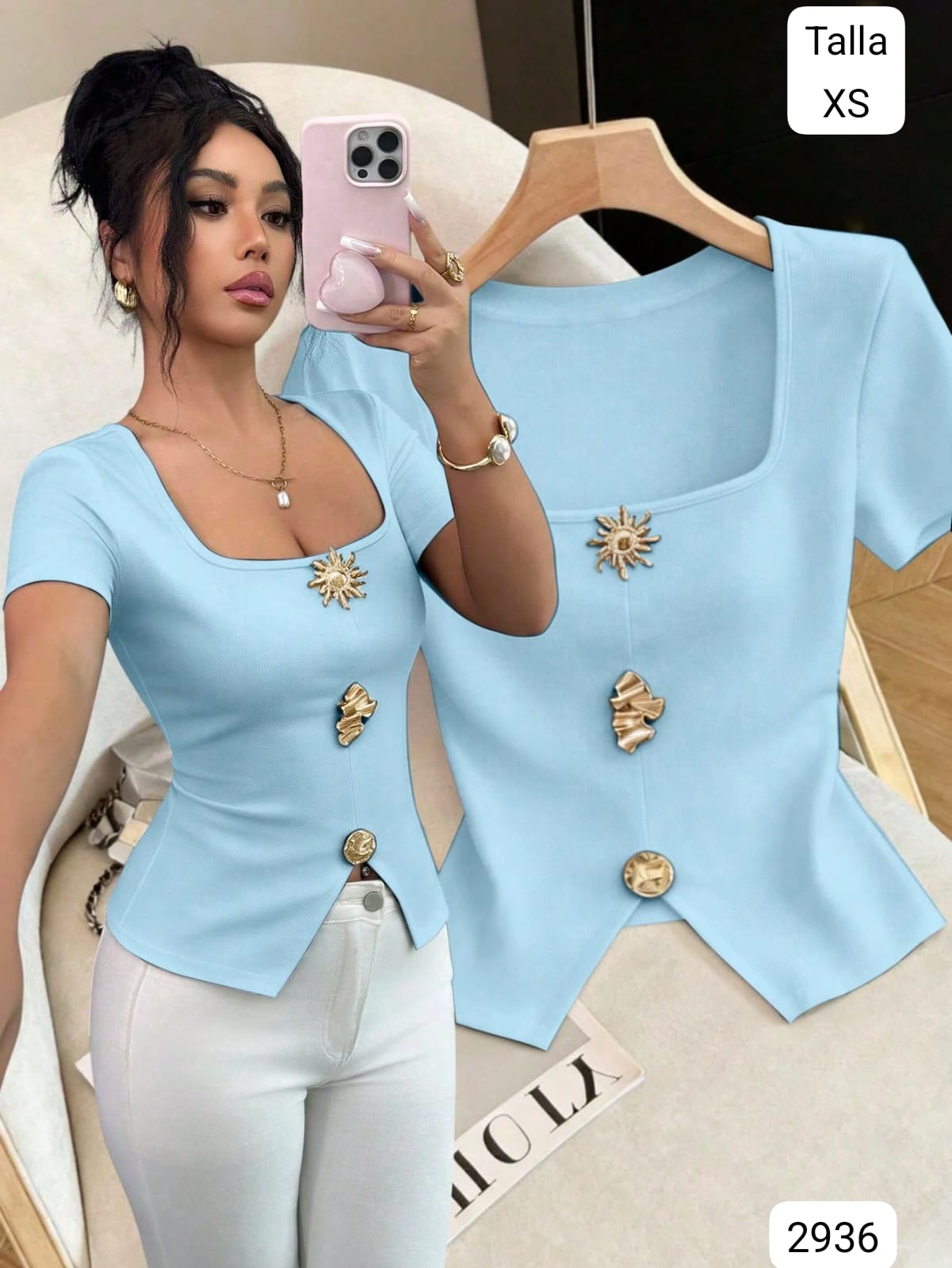 BLUSA CELESTE ESCOTE CUADRADO CON DIJE TIPO BOTONES