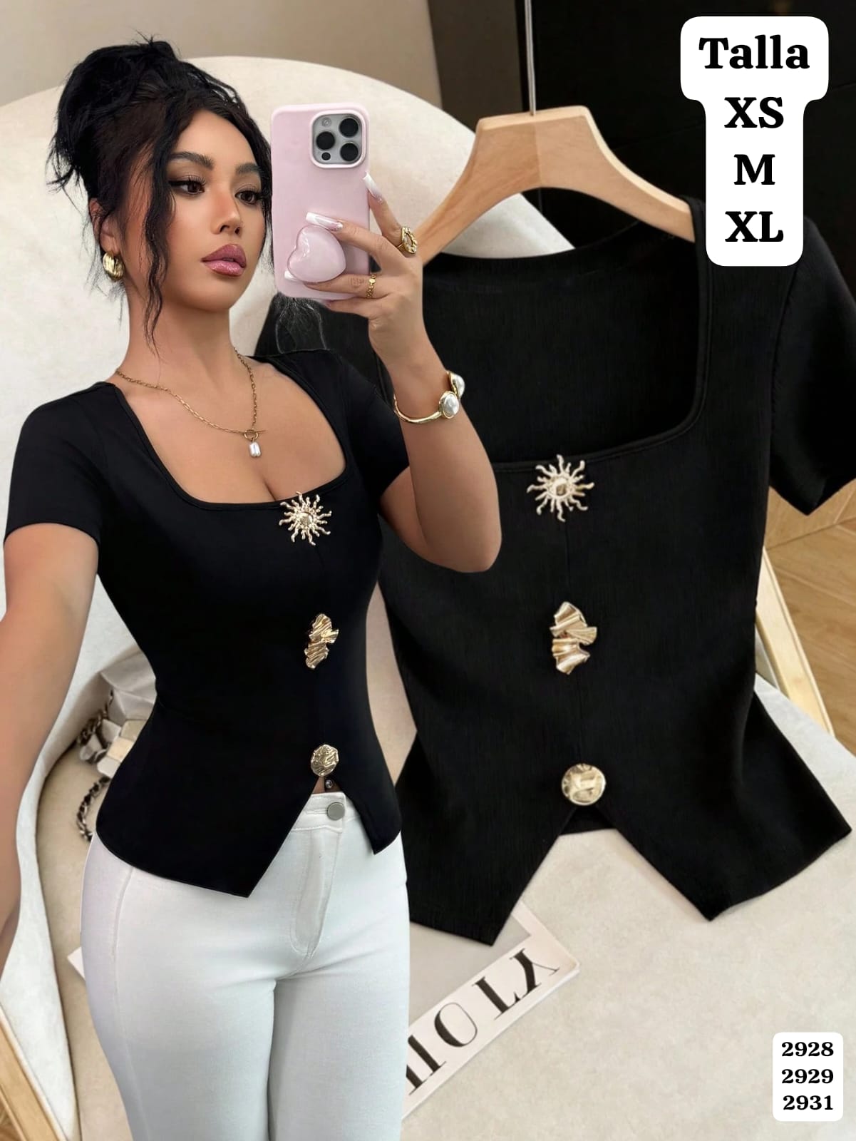 BLUSA NEGRA ESCOTE CUADRADO CON DIJE TIPO BOTONES