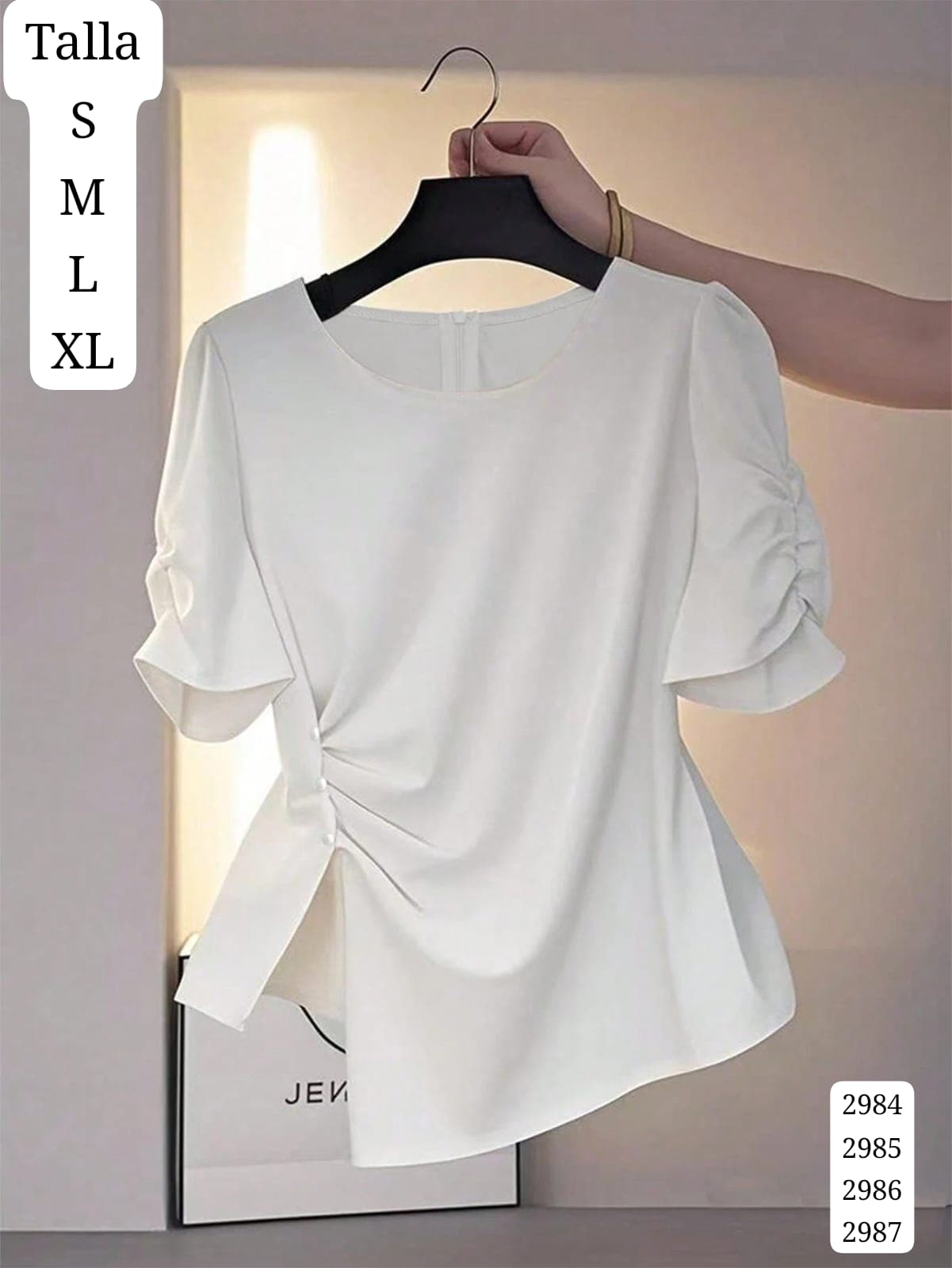 BLUSA BLANCA DISEÑO ASIMETRICO CUELLO REDONDO Y MANGA CORTA DE MUJER