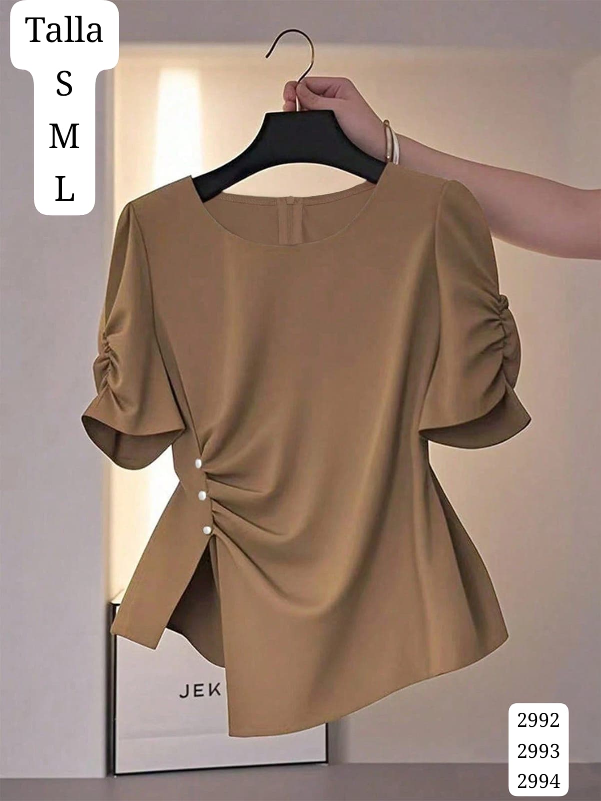 BLUSA CAFE DISEÑO ASIMETRICO CUELLO REDONDO Y MANGA CORTA DE MUJER