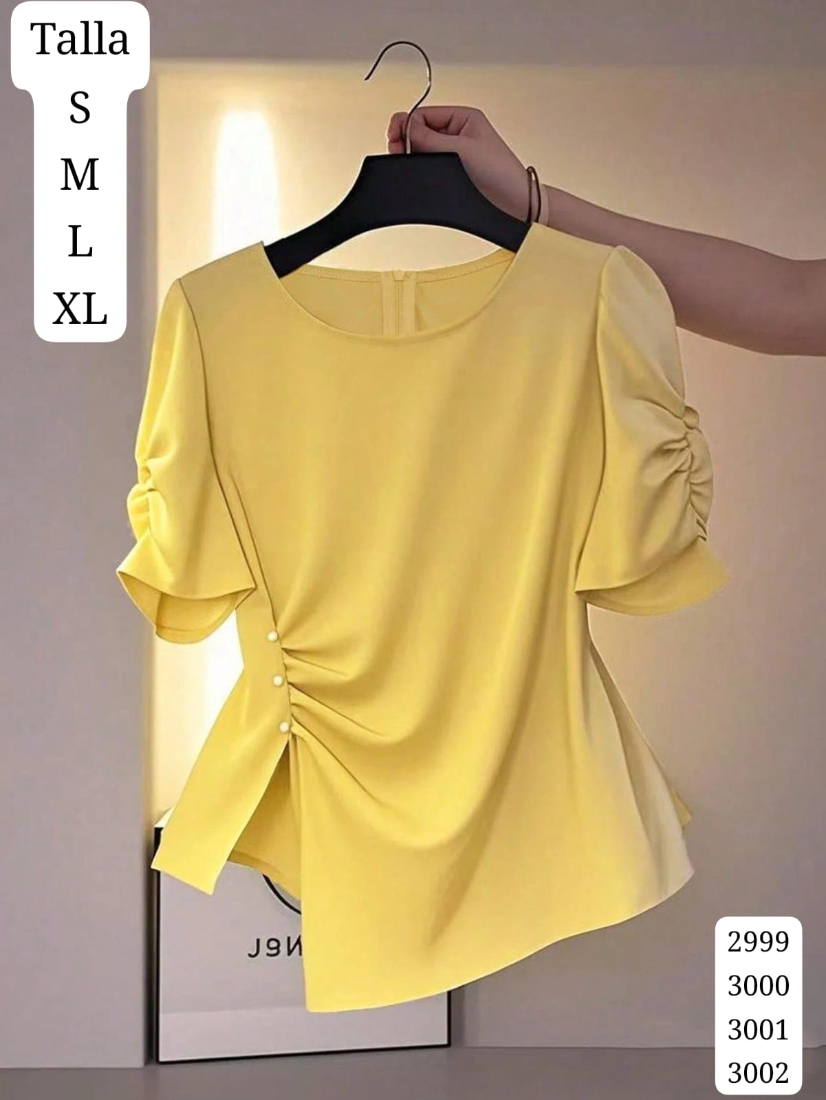 BLUSA AMARILLA DISEÑO ASIMETRICO CUELLO REDONDO Y MANGA CORTA DE MUJER