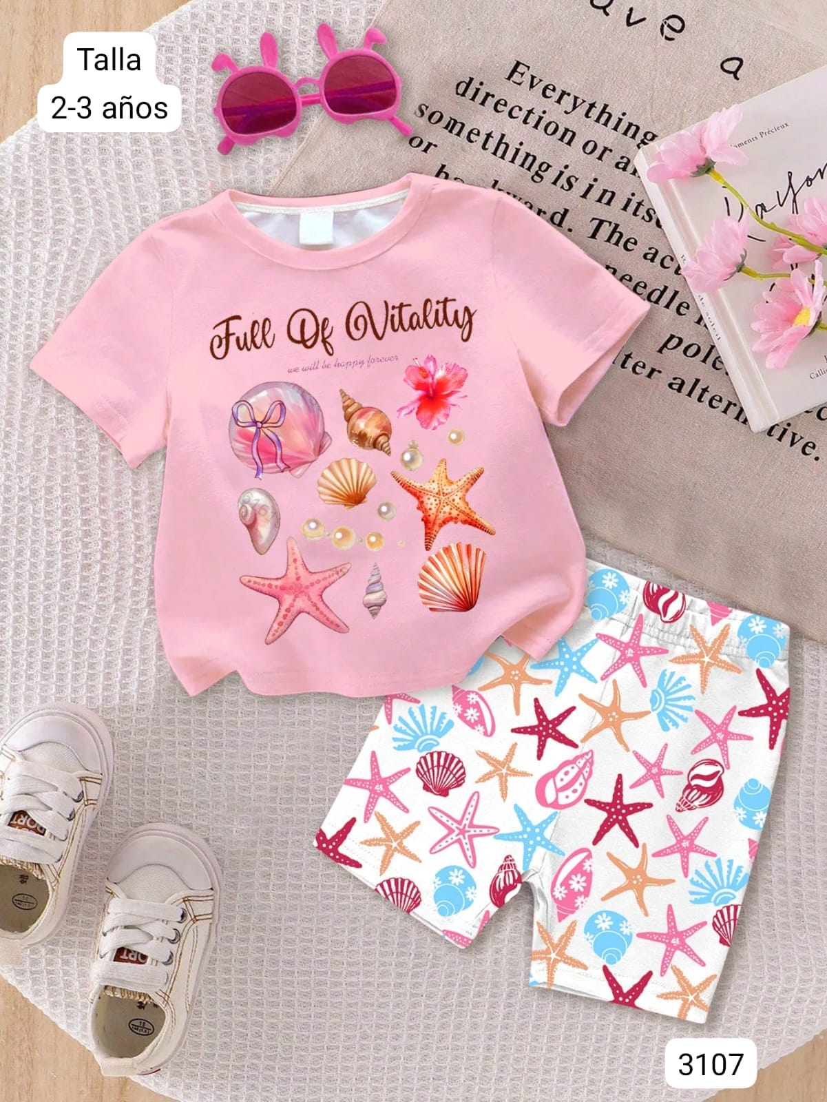 CONJUNTO DE PLAYA CON SHORT ALICRADO CON ESTRELLAS Y CONCHAS DE MAR DE NIÑA