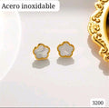 PAR DE ARETES DE FLOR BLANCA