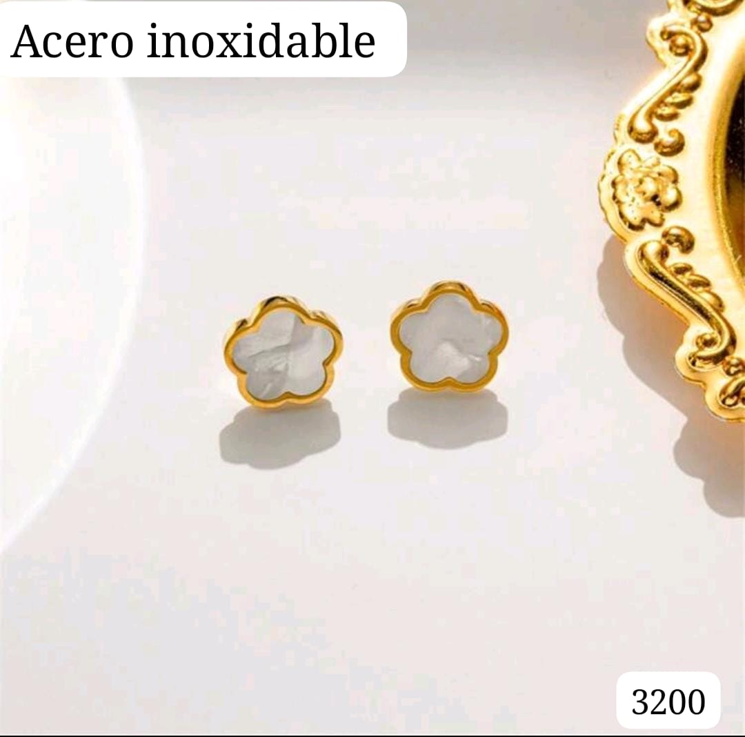 PAR DE ARETES DE FLOR BLANCA