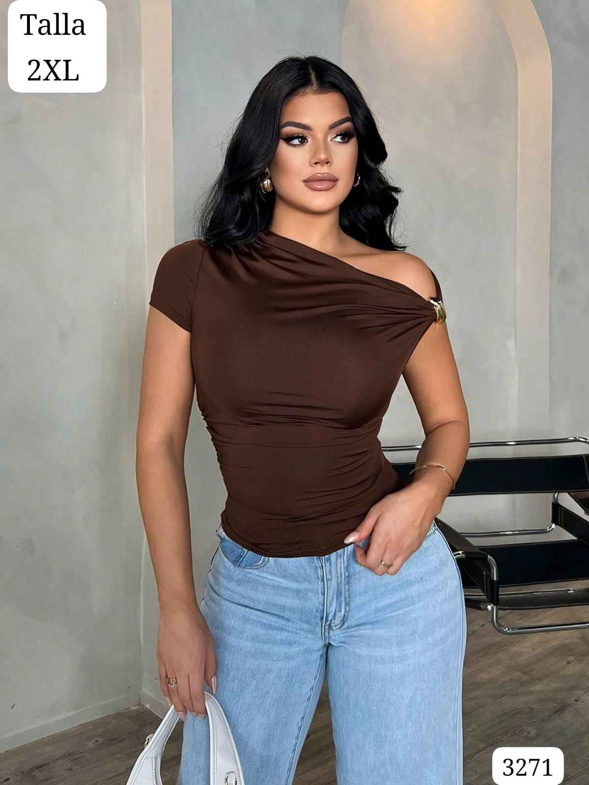 BLUSA CAFE CON MANGA DIAGONAL Y DIJEN DE MUJER