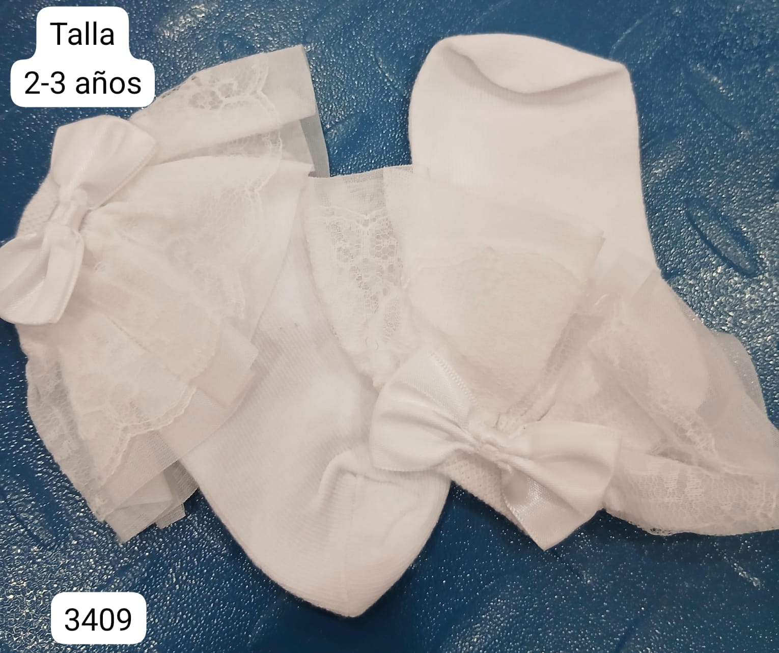 PAR DE CALCETAS BLANCAS DE NIÑA