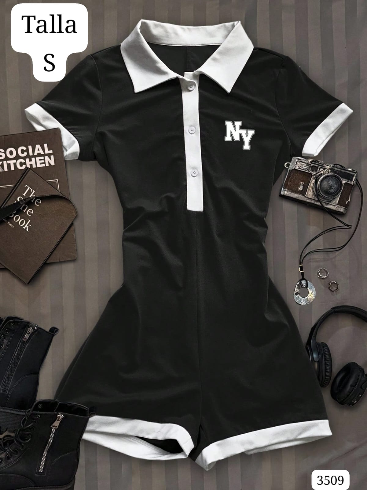 MONO NEGRO Y BLANCO DE SHORT