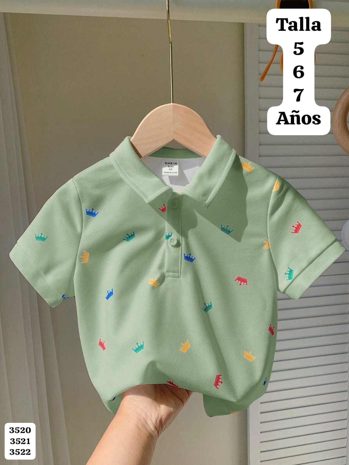 CAMISA VERDE MENTA CON CORONAS DE COLORES DE NIÑO