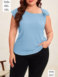 BLUSA CELESTE DETALLE DE FLOR EN UNA MANGA DE MUJER