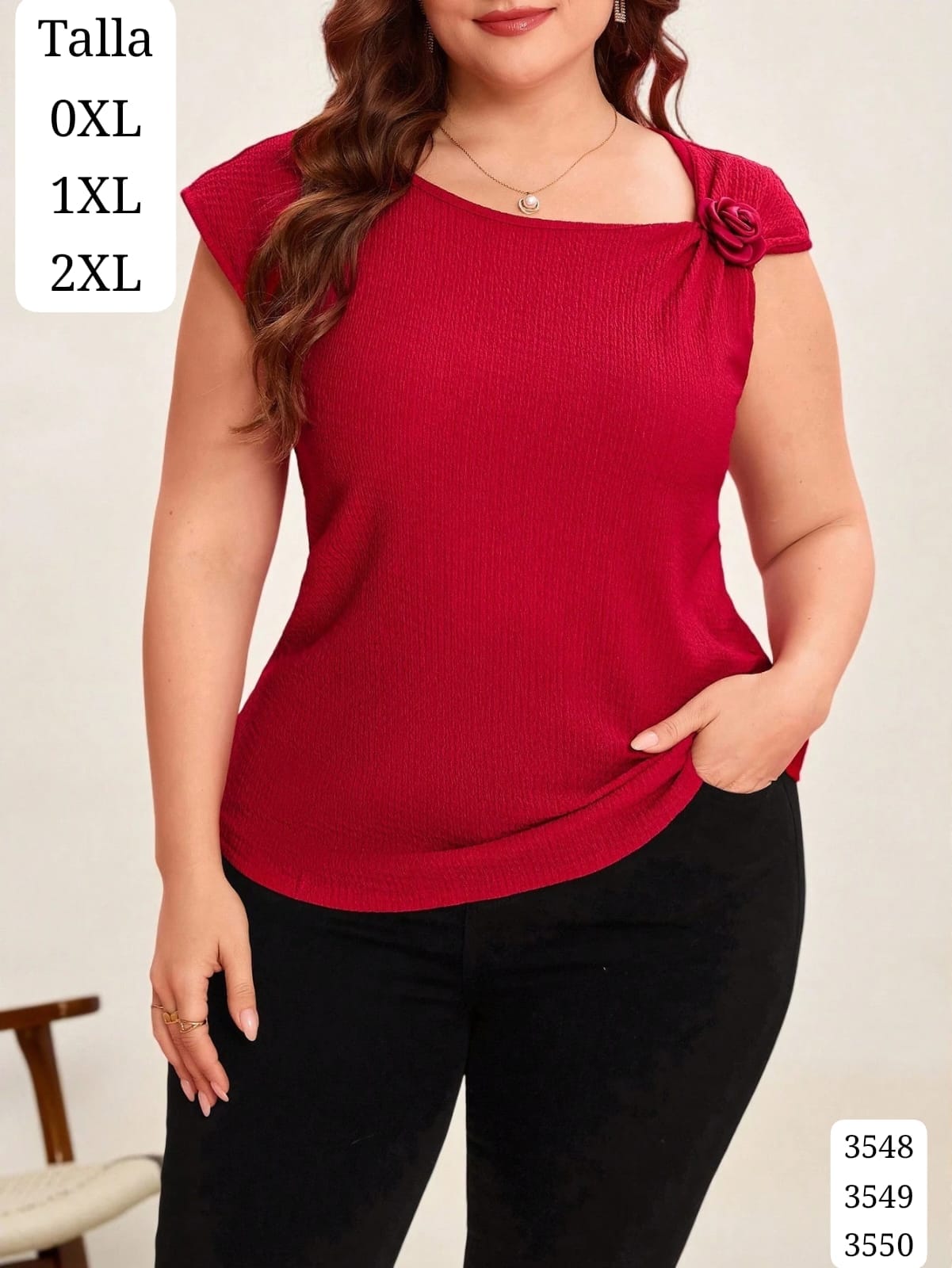 BLUSA ROJA DETALLE DE FLOR EN UNA MANGA DE MUJER