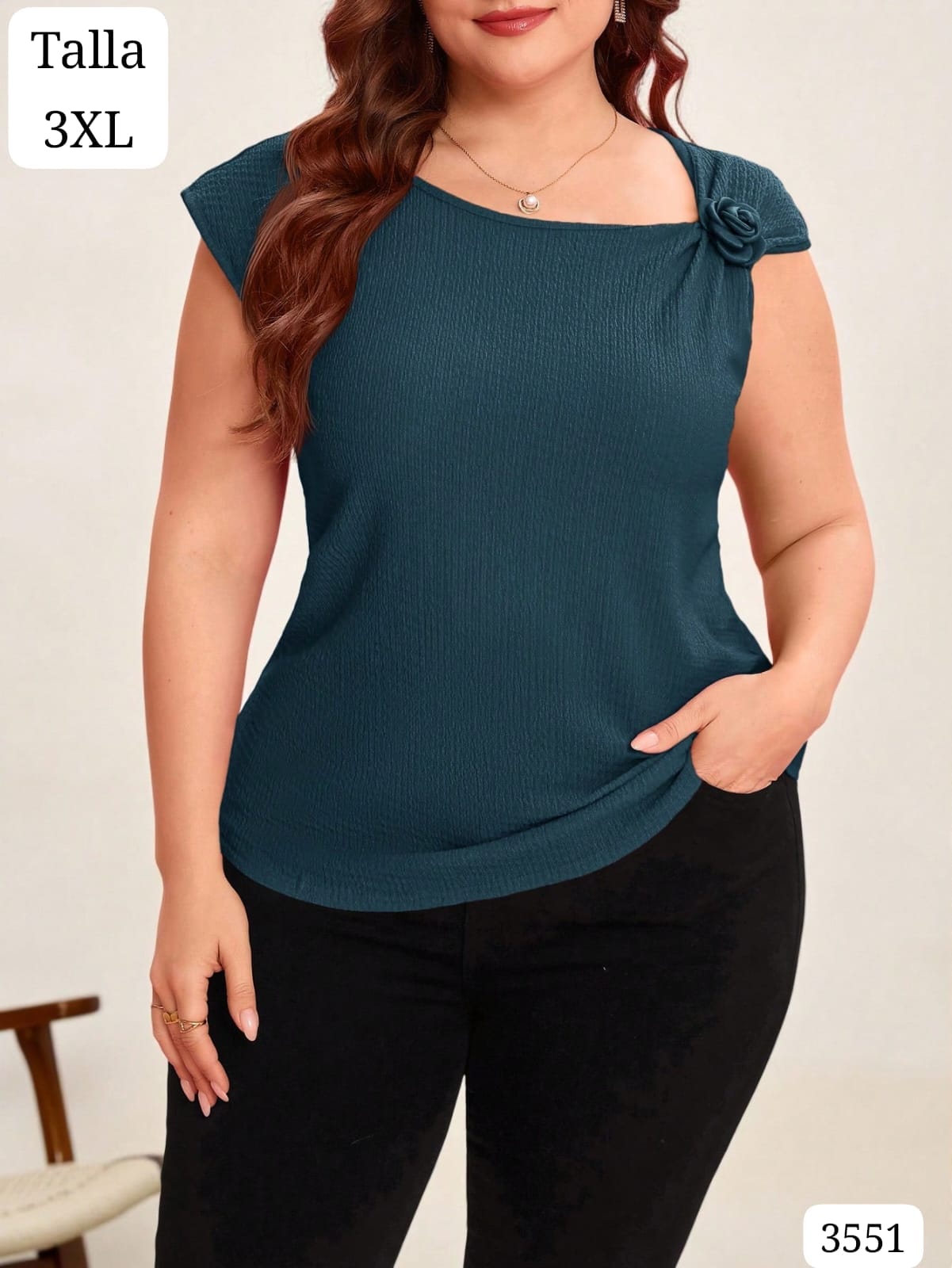 BLUSA VERDE AZULADO DETALLE DE FLOR EN UNA MANGA DE MUJER