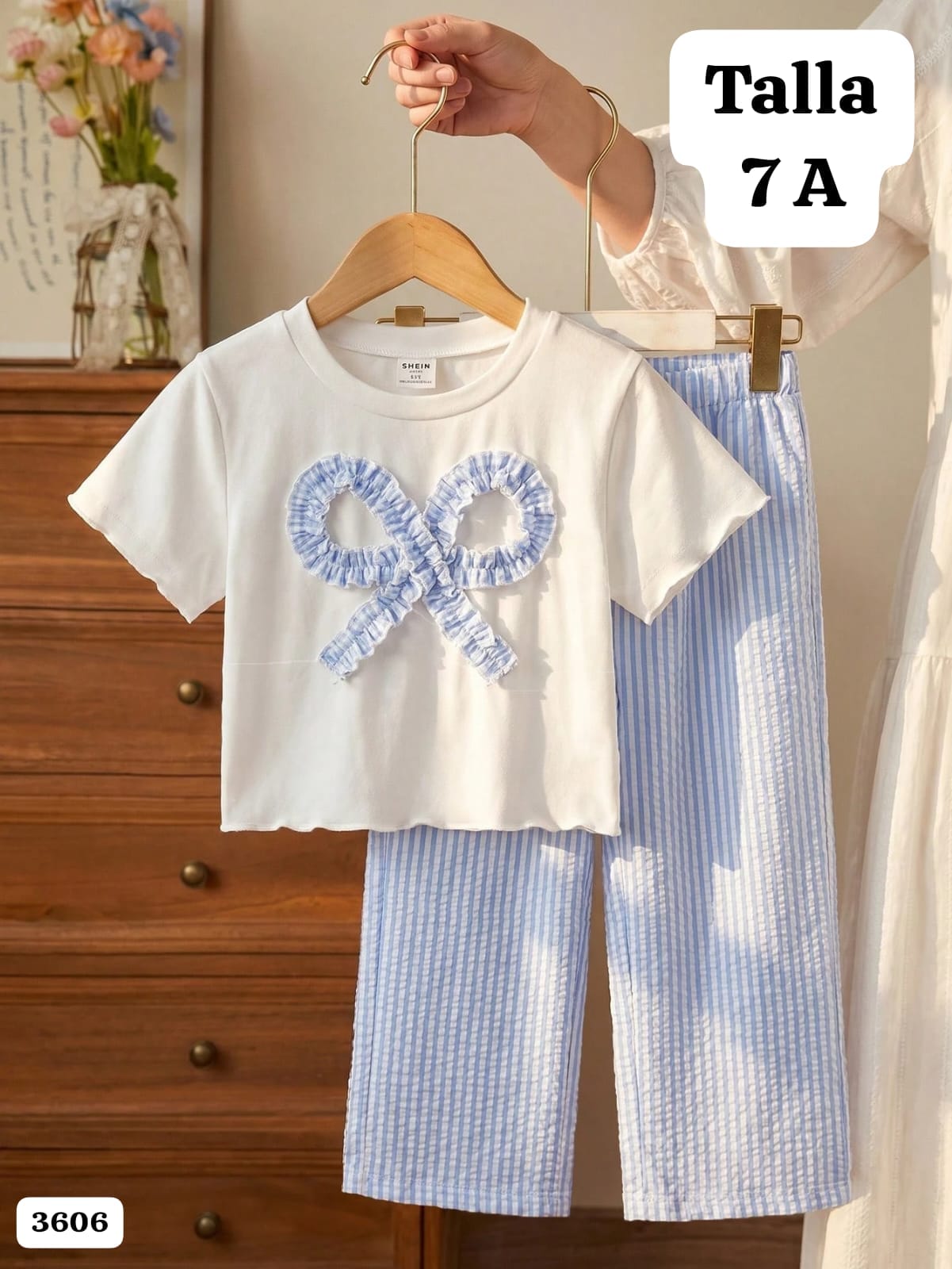 CONJUNTO DE PANTALONETA CELESTE Y CAMISA BLANCA DE NIÑA