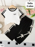 CONJUNTO DE CAMISETA BLANCA Y PANTALONETA NEGRA CON CHONGOS BLANCOS