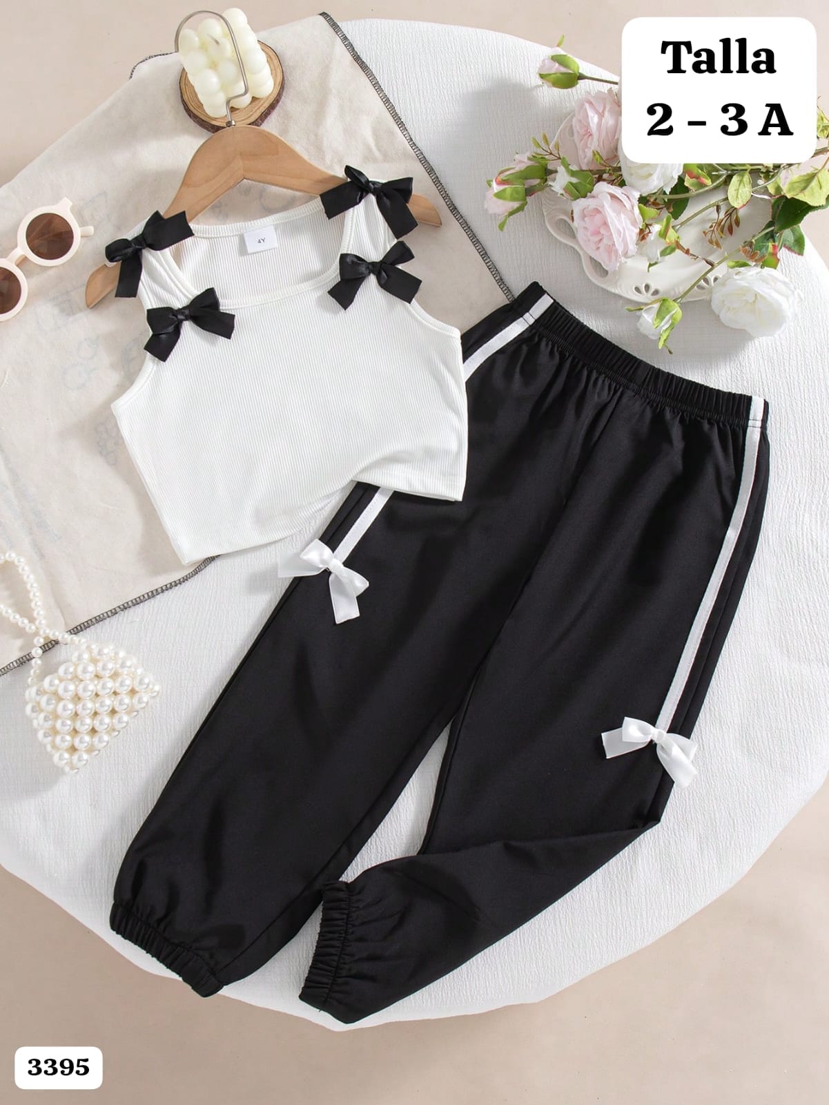 CONJUNTO DE CAMISA BLANCA CON CHONGOS NEGROS Y PANTALONETA NEGRA CON CHONGO BLANCO