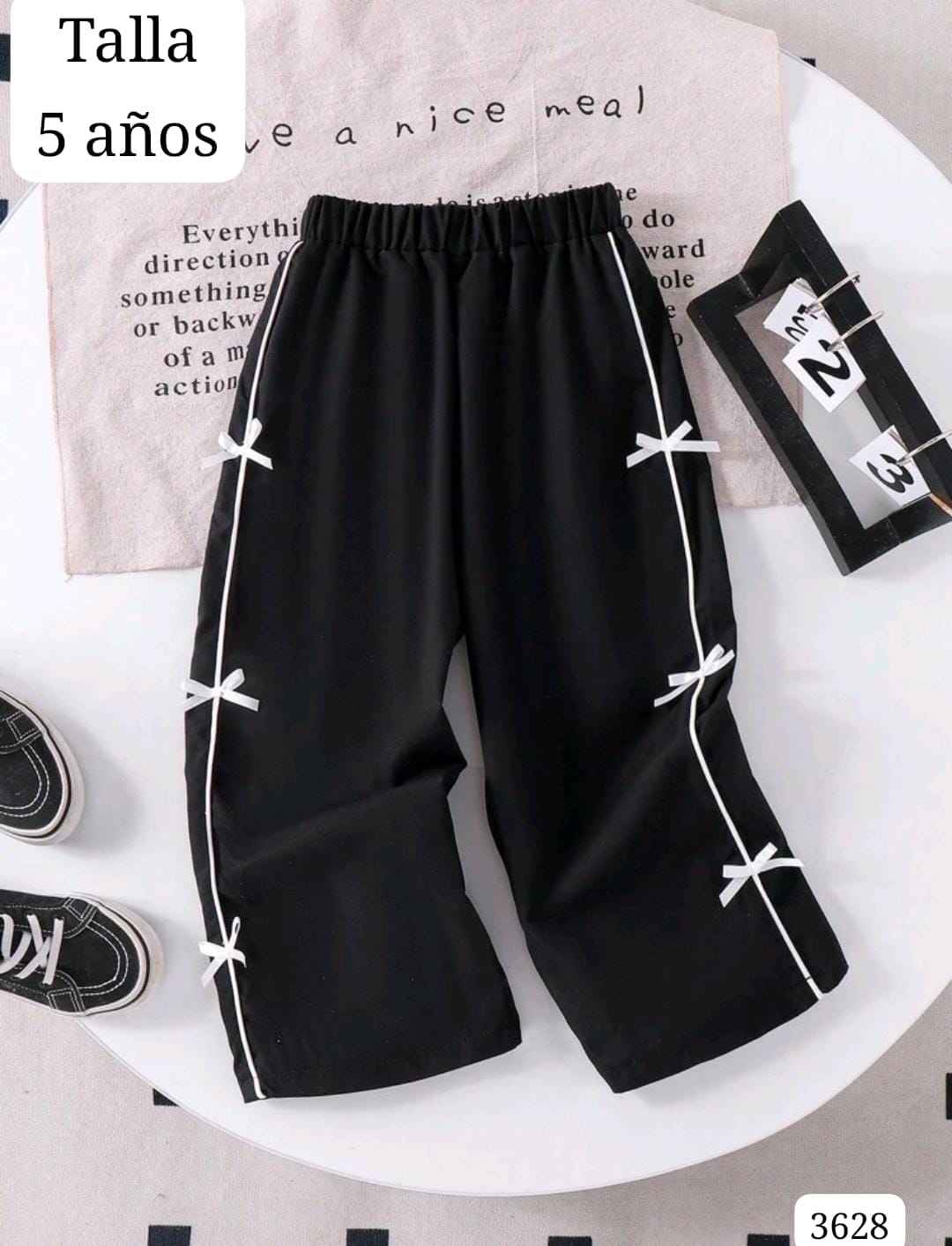 PANTALONETA NEGRA CON CHONGOS BLANCOS DE NIÑA