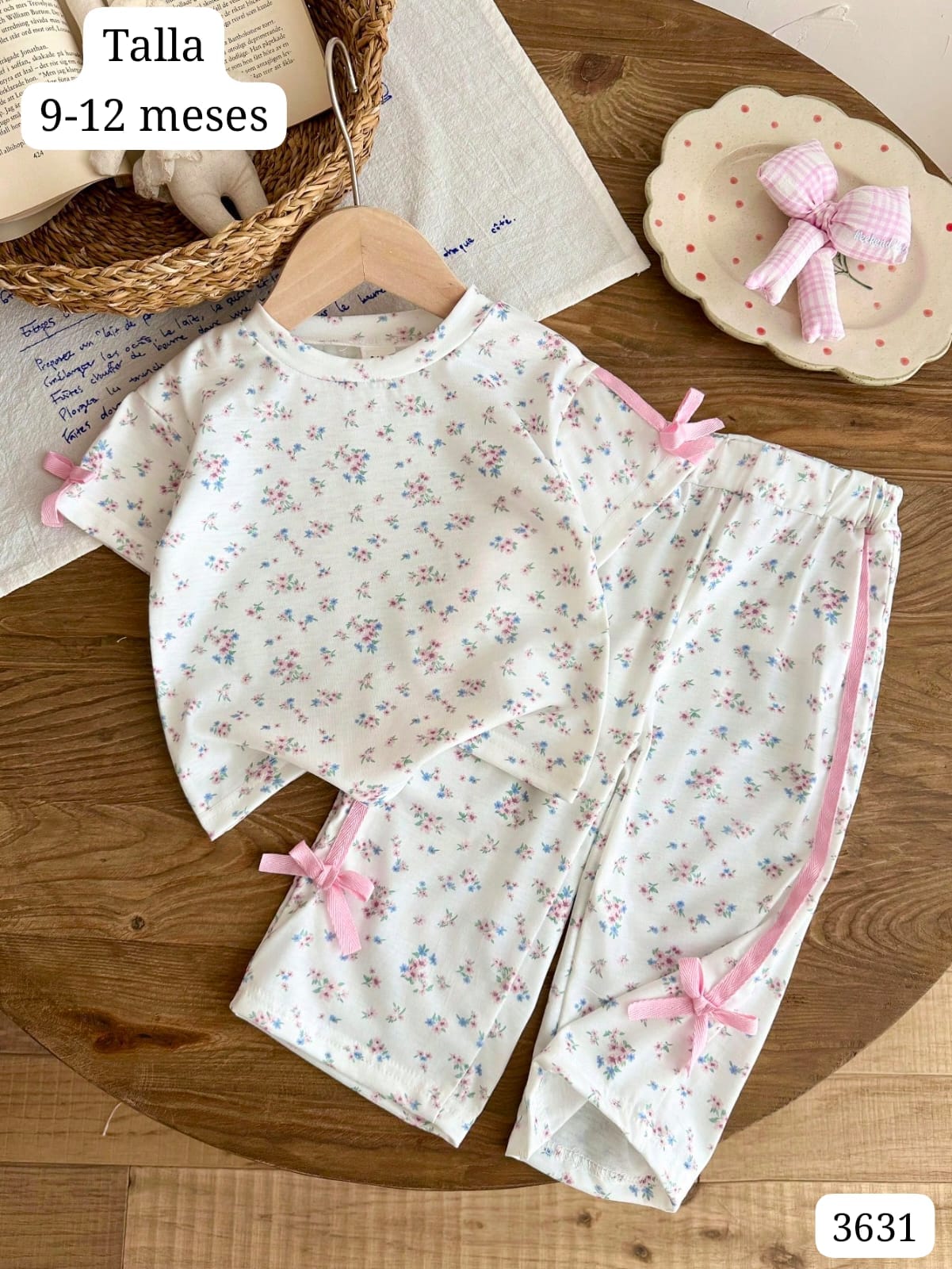 CONJUNTO DE CAMISA Y PANTALONETA BLANCA CON FLORES DE NIÑA