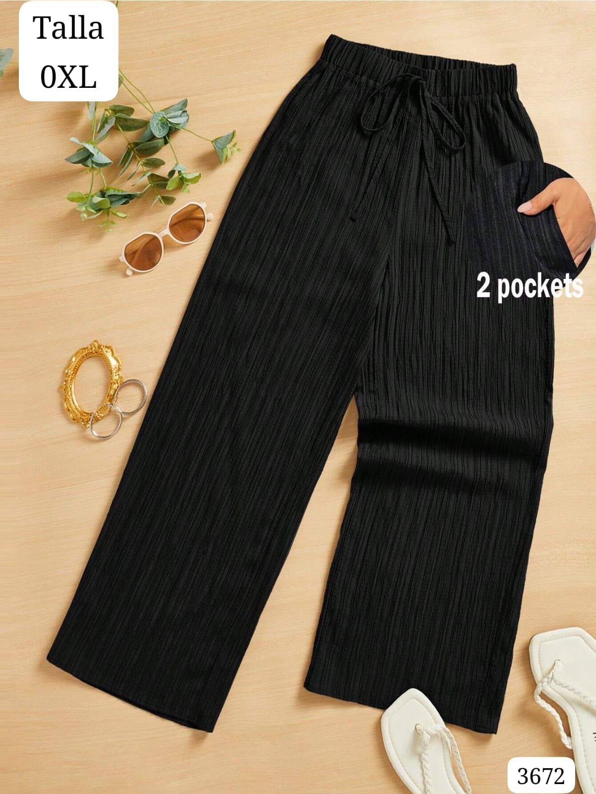 PANTALONETA NEGRA CON BOLSAS DE MUJER