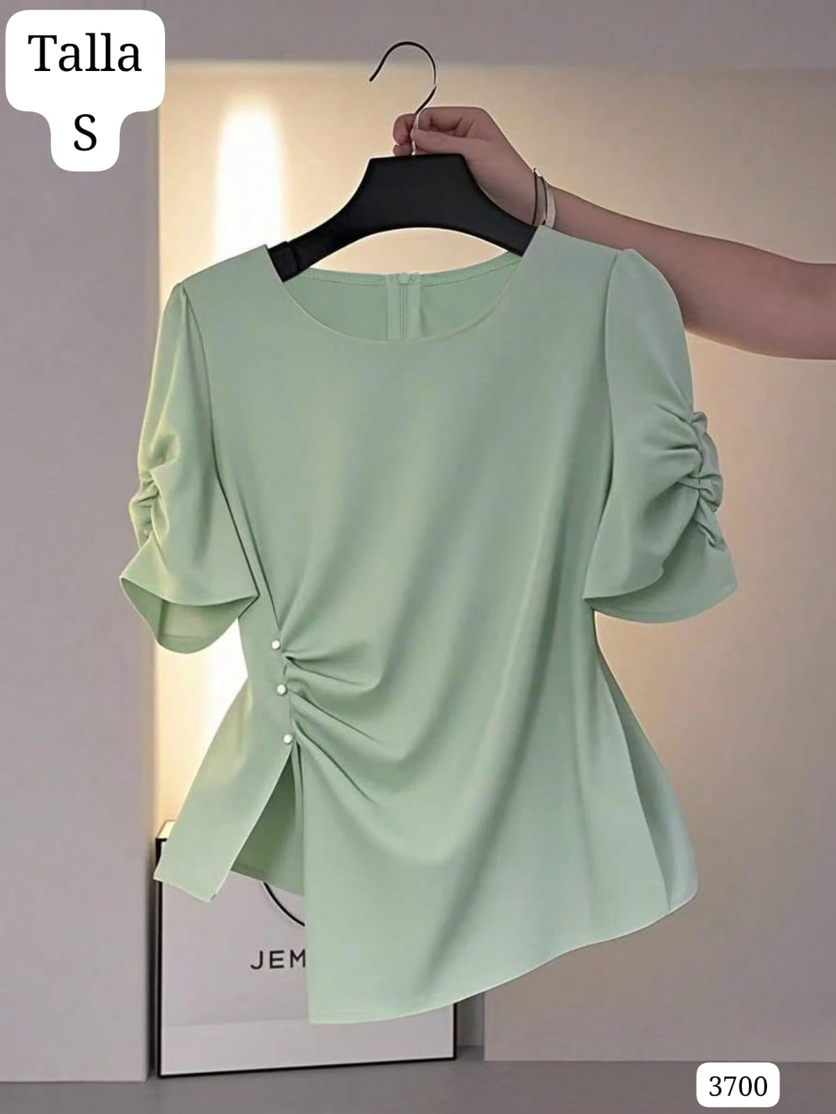 BLUSA VERDE MENTA DISEÑO ASIMETRICO CUELLO REDONDO Y MANGA CORTA DE MUJER