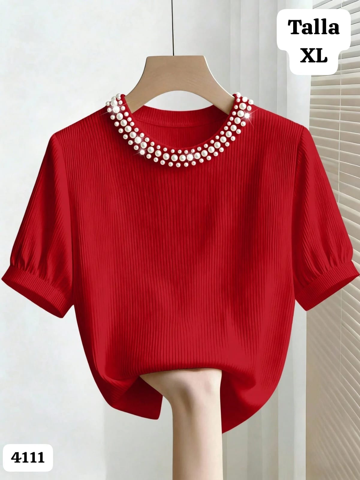 BLUSA ROJA CON PERLAS DE MUJER