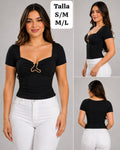 BLUSA NEGRA ESCOTE CUADRADO Y DIJEN METALICO DE MUJER