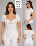 BLUSA BLANCA ESCOTE CUADRADO Y DIJEN METALICO DE MUJER