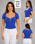 BLUSA AZUL ESCOTE CUADRADO Y DIJEN METALICO DE MUJER