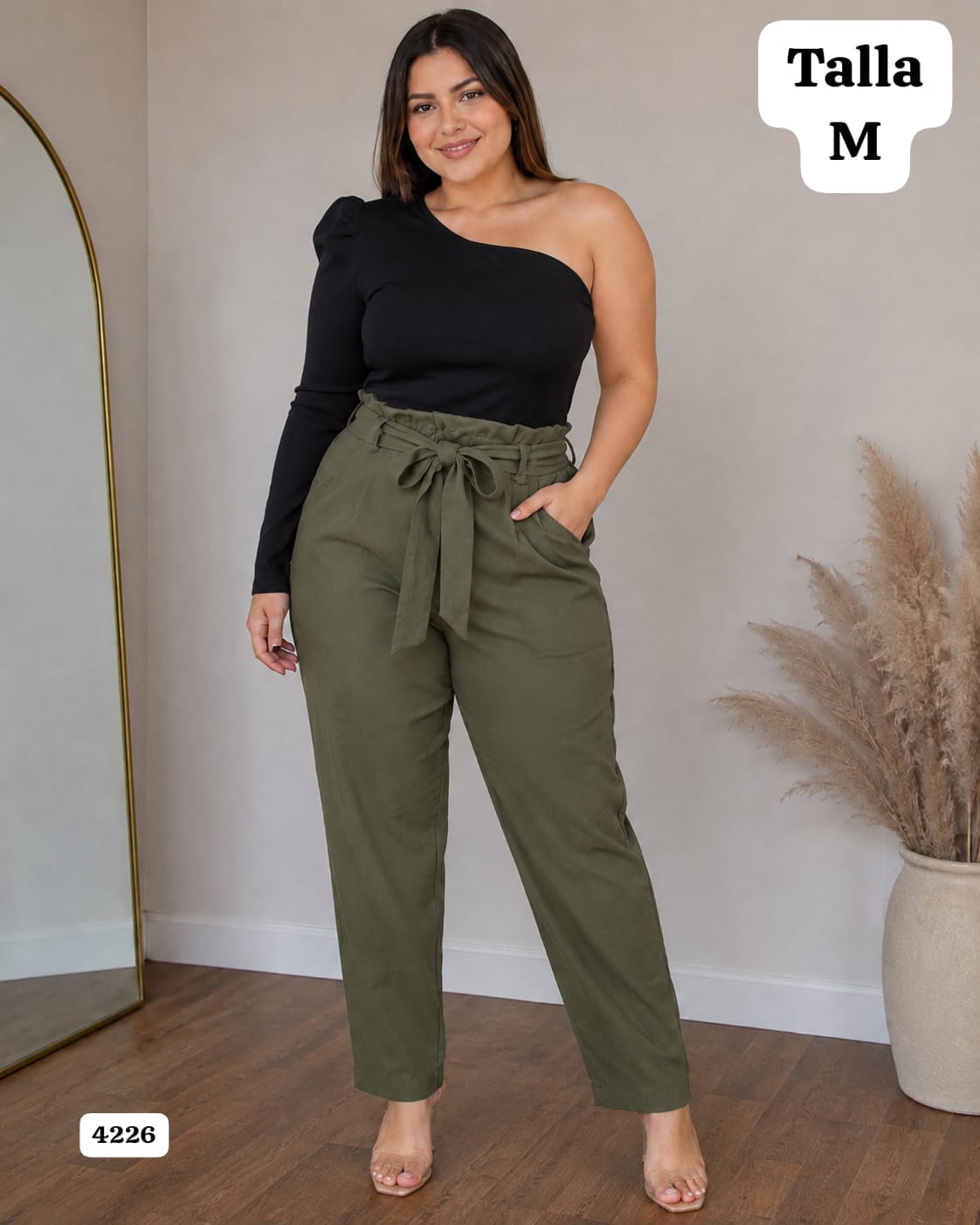 CONJUNTO DE BLUSA NEGRA Y PANTALONETA VERDE
