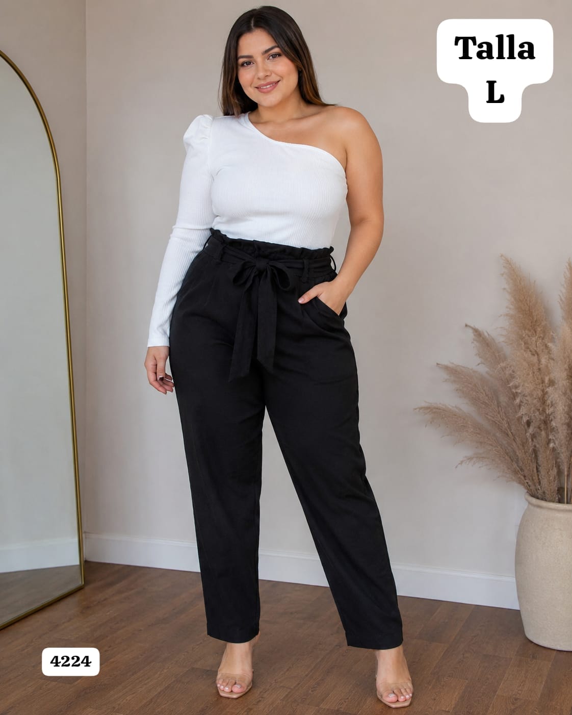 CONJUNTO DE BLUSA BLANCA Y PANTALONETA NEGRA