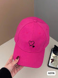 GORRA ROSA FUCSIA CON CORAZON NEGRO
