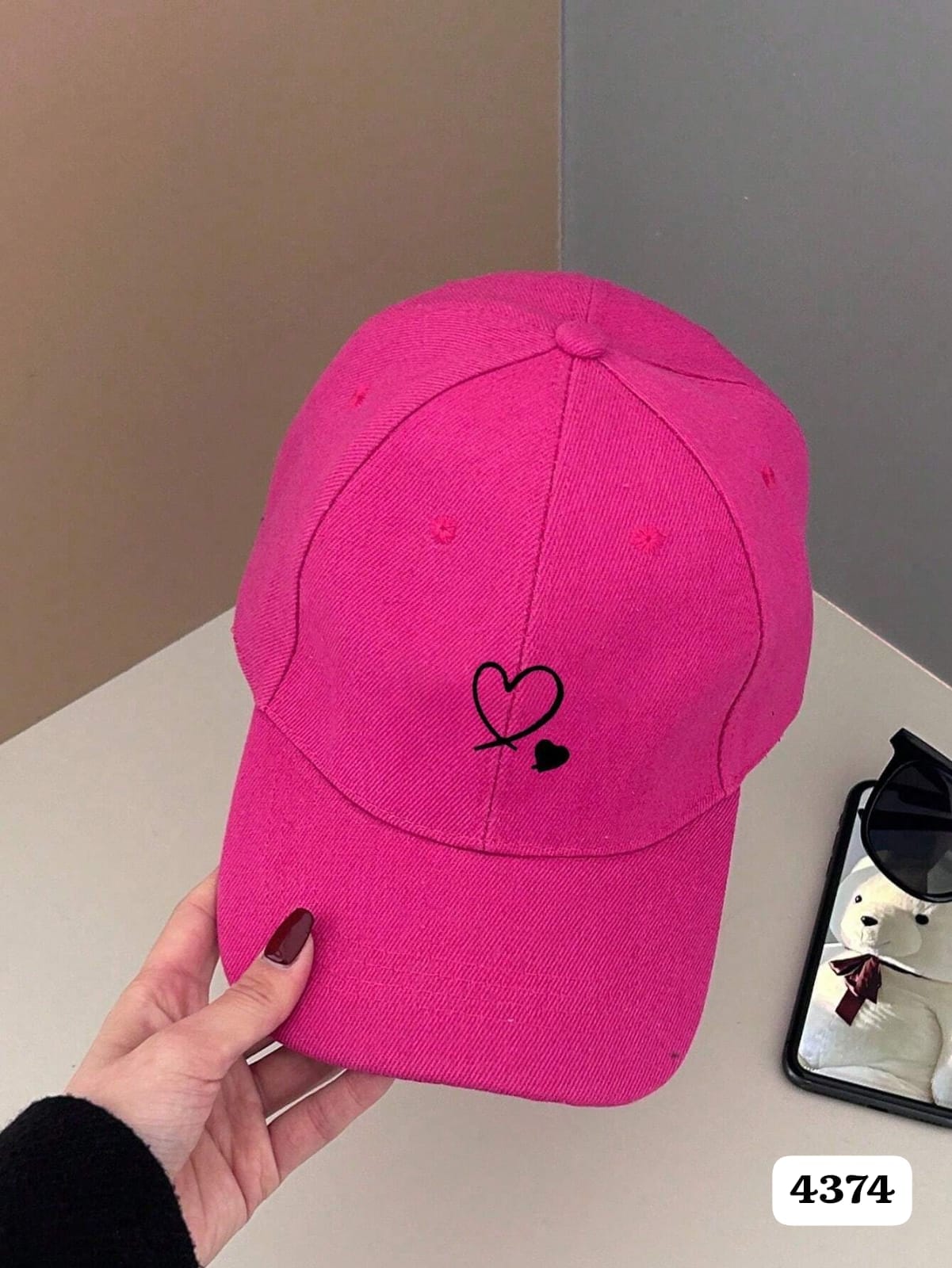 GORRA ROSA FUCSIA CON CORAZON NEGRO