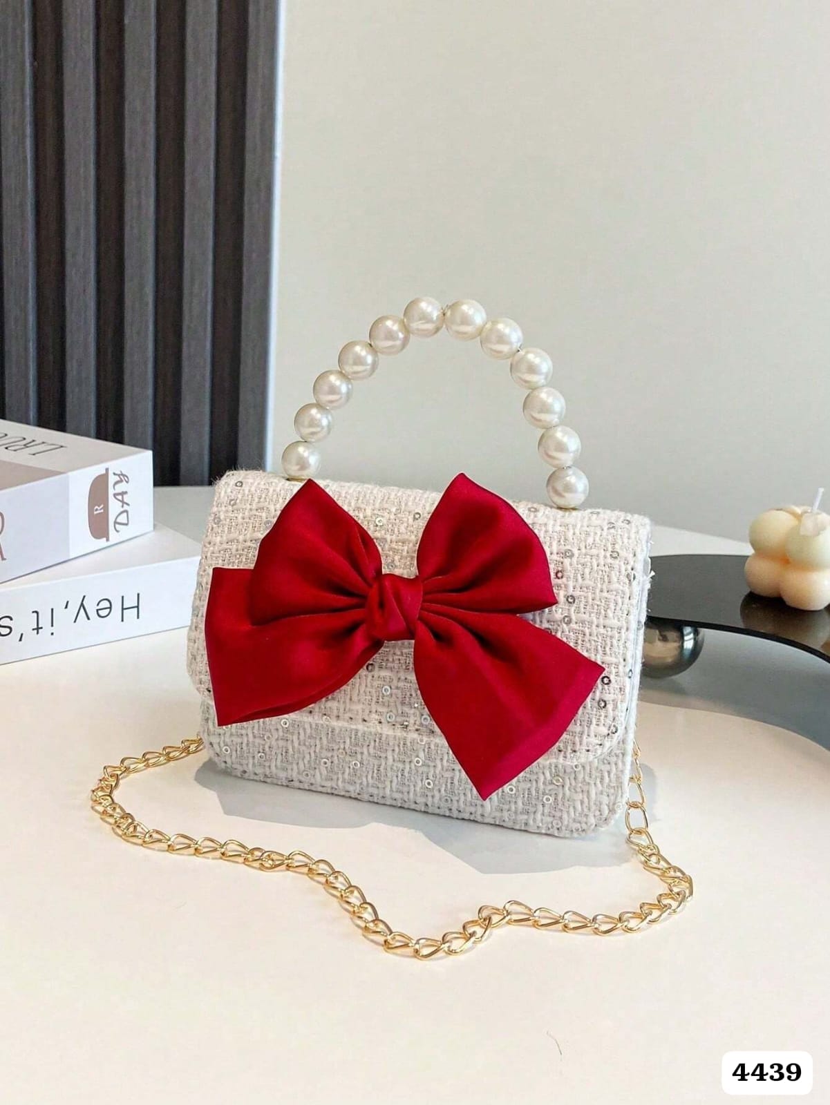 CARTERA MUY PEQUEÑA CON PERLAS BLANCAS Y CHONGO ROJO