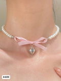 COLLAR DE PERLAS BLANCAS, LISTOON ROSA Y CORAZON PLATEADO