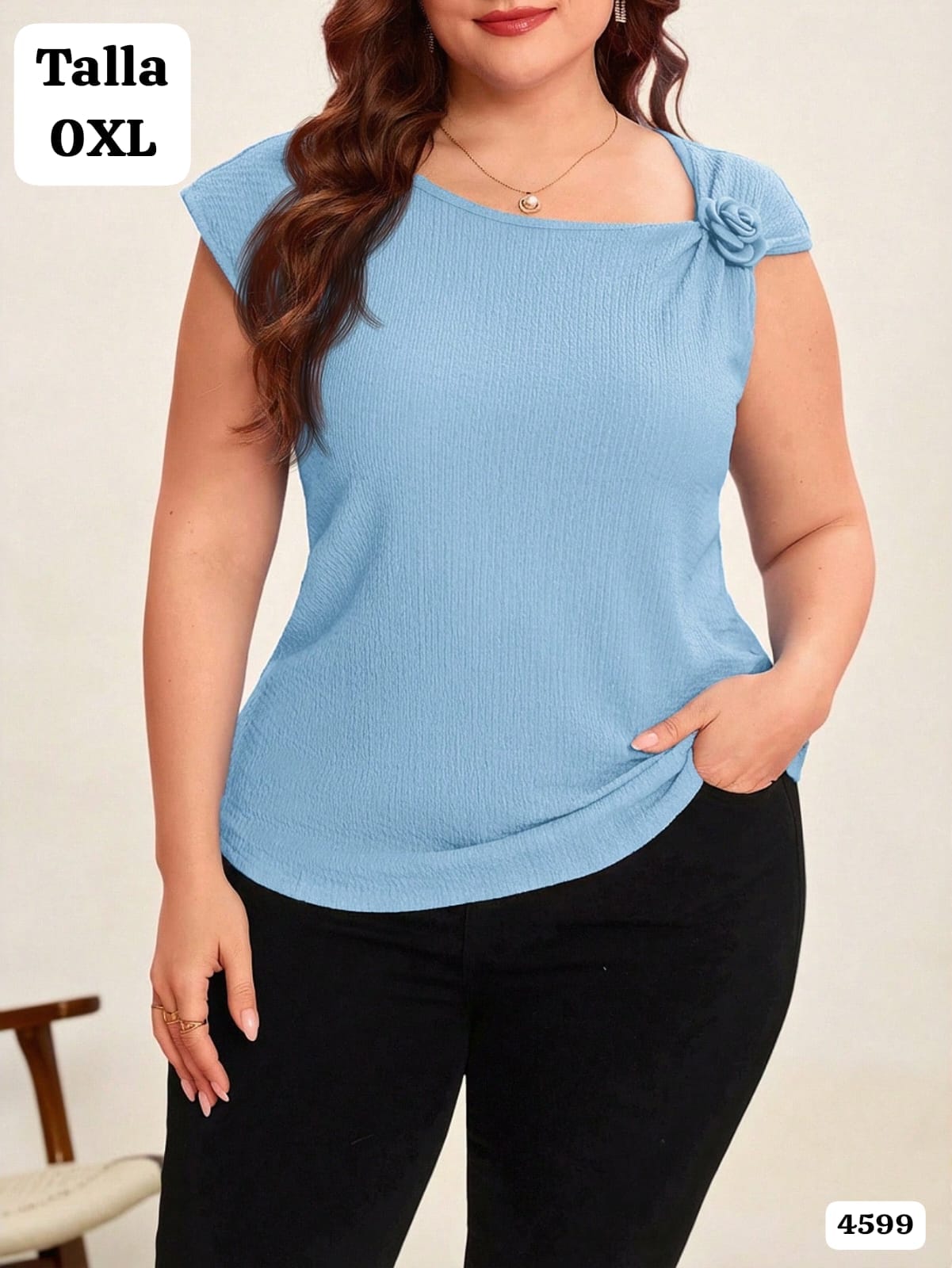 CAMISA CELESTE CON FLOR DE MUJER