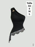 BLUSA NEGRA ASIMETRICA CON ACCESORIO DORADO