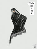 BLUSA CON LUNARES ASIMETRICA CON ACCESORIO DORADO