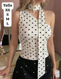 BLUSA BLANCA CON LUNARES Y ACCESORIOS