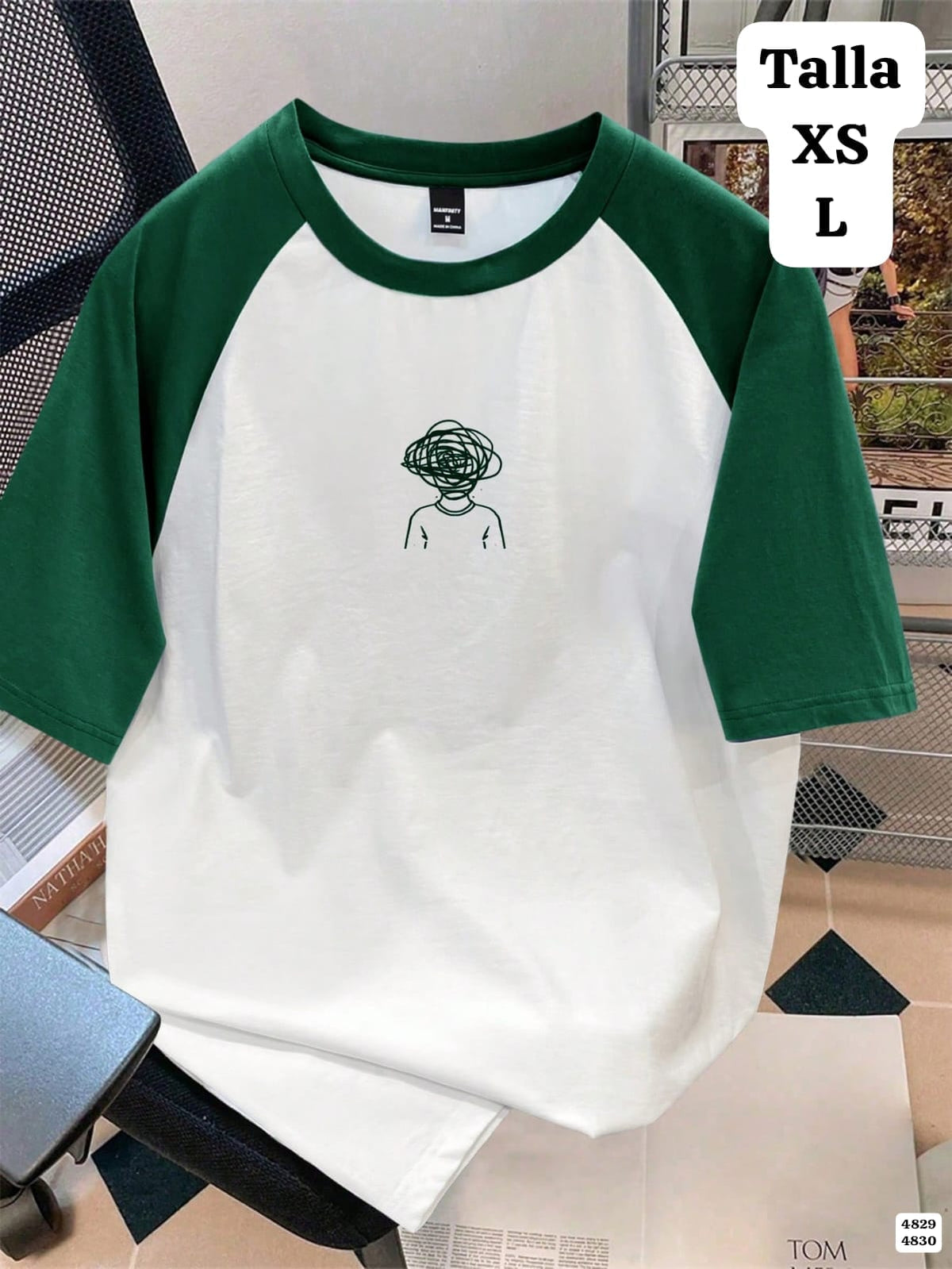 CAMISETA RAGLÀN CON MUÑECO EN ENREDO DE HOMBRE