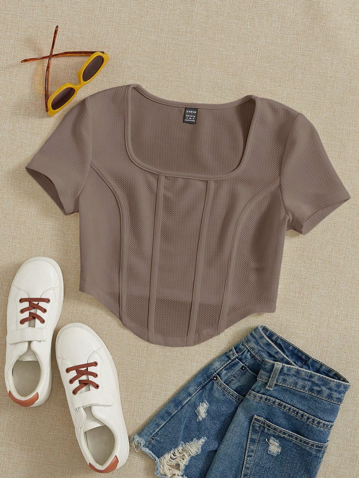 CAMISETA CON CUELLO CUADRADO