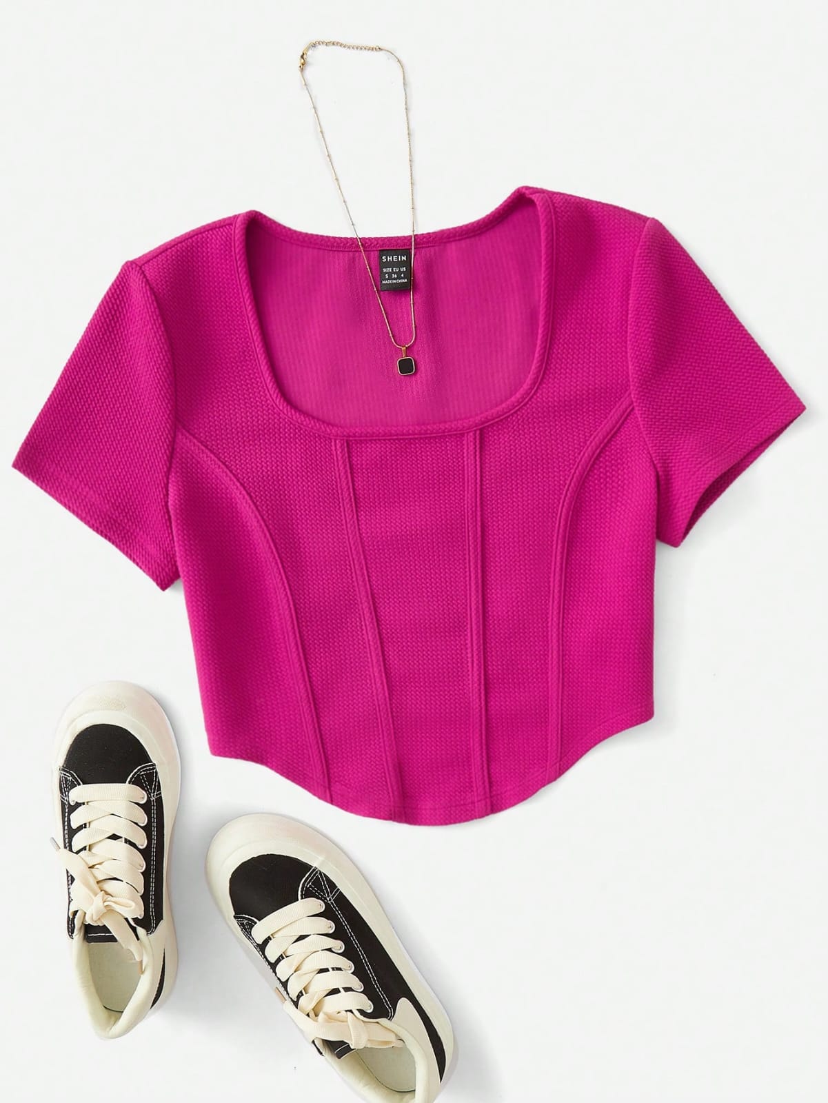 CAMISETA CON CUELLO CUADRADO